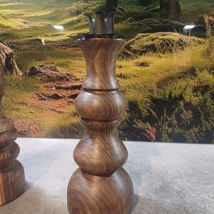 Ręcznie wykonany świecznik z orzecha włoskiego – na świecę stołową 20 mm