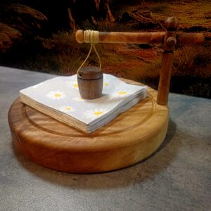 Ręcznie wykonany serwetnik z orzecha włoskiego z obciążnikiem – handmade
