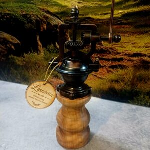 Ręcznie wykonany młynek do pieprzu z orzecha włoskiego | handmade