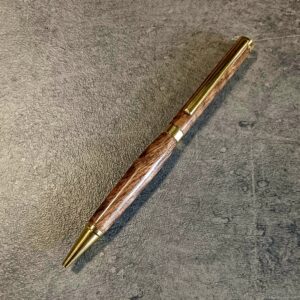 Ręcznie wykonany długopis z orzecha włoskiego – slimline twist | handmade 02