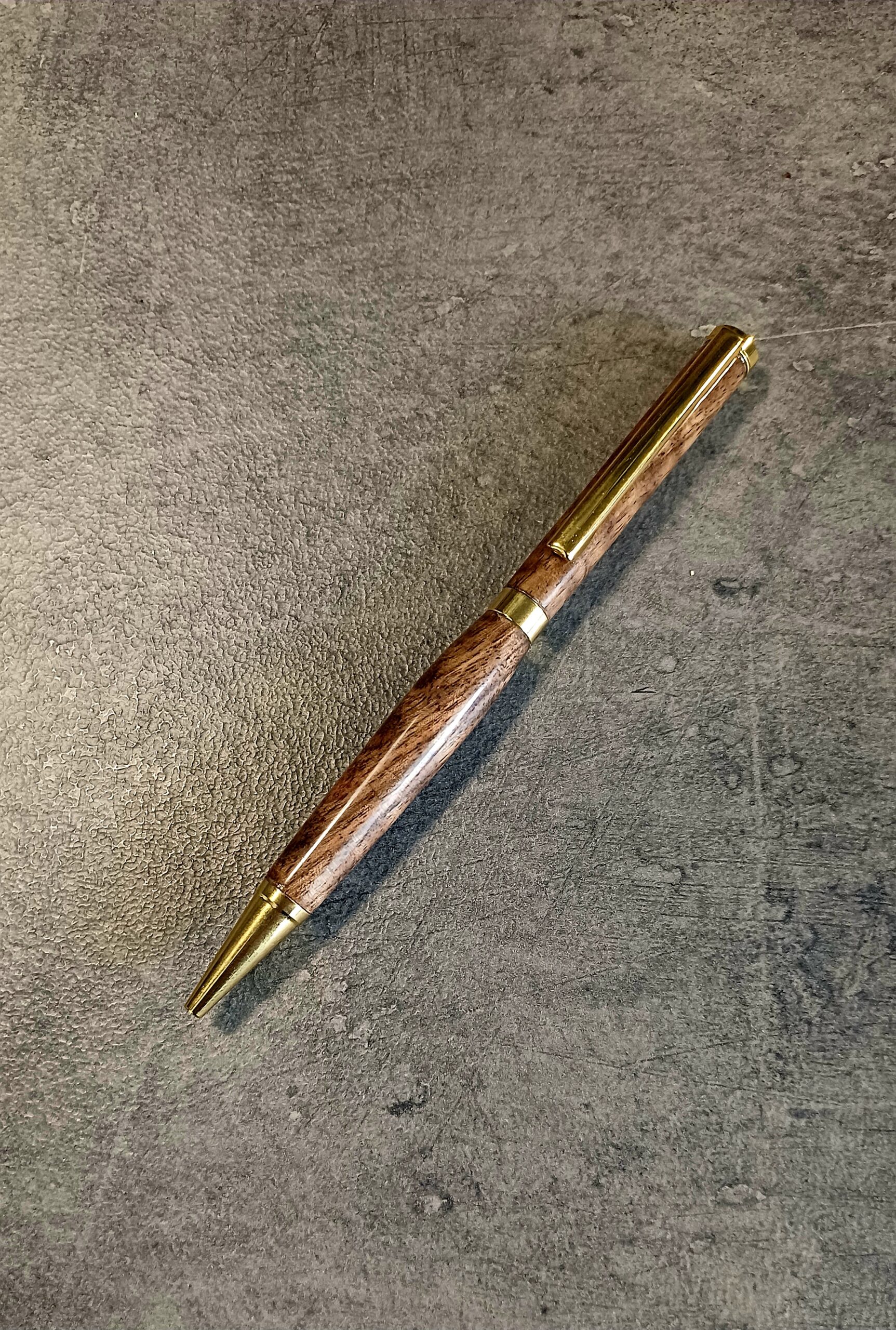 Ręcznie wykonany długopis z orzecha włoskiego – slimline twist | handmade 02