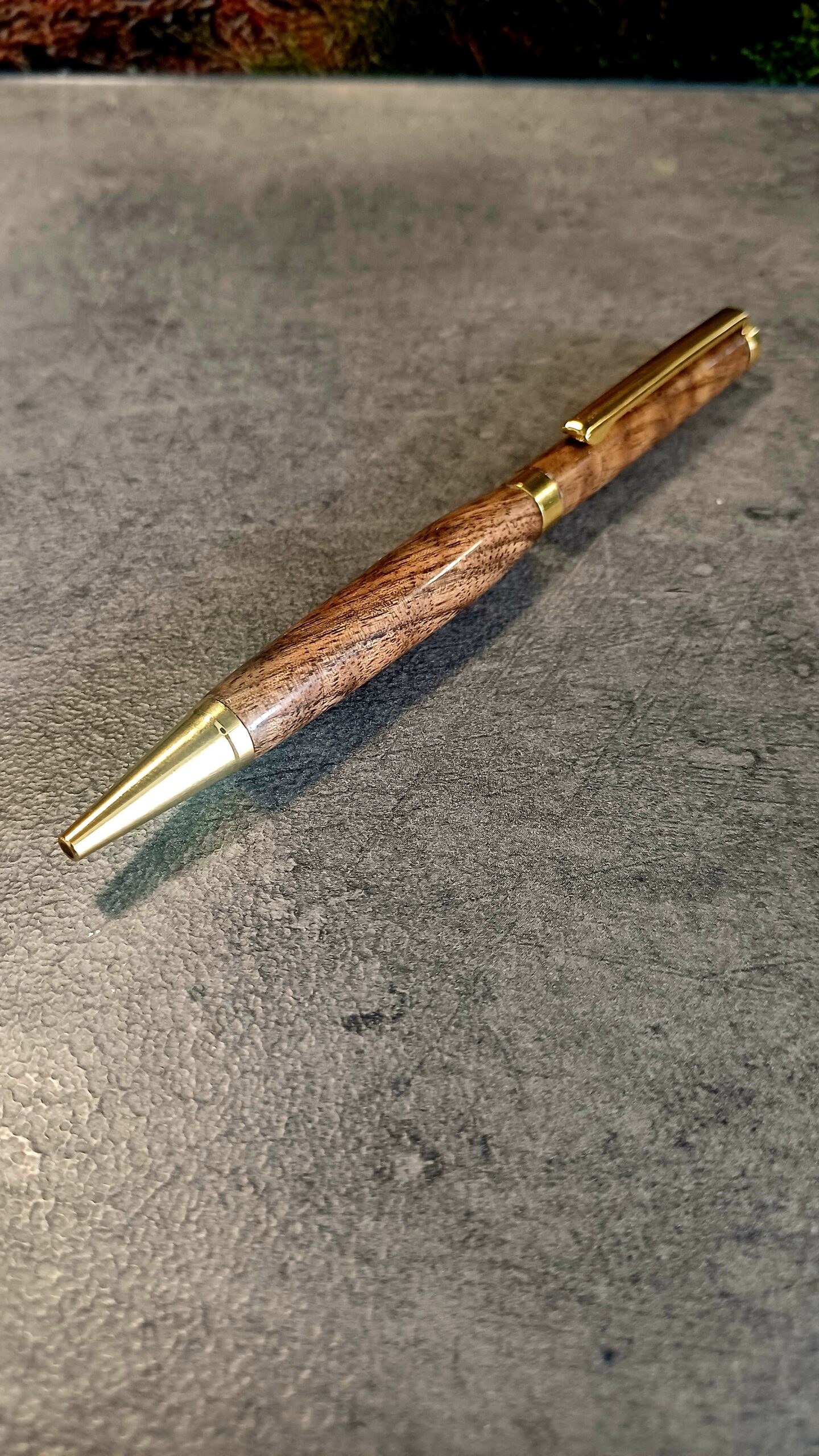 Ręcznie wykonany długopis z orzecha włoskiego – slimline twist | handmade 02 - obrazek 2