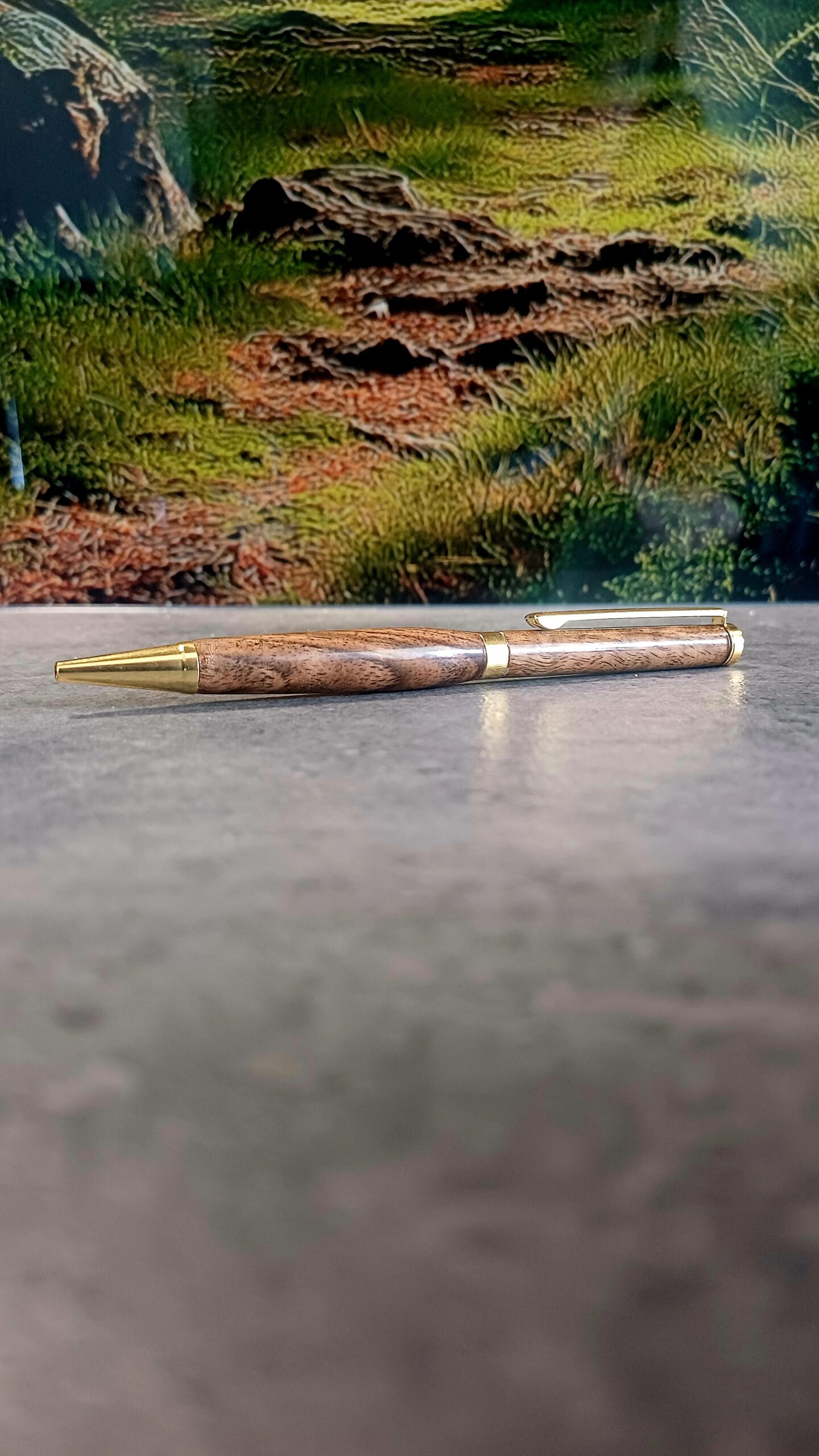 Ręcznie wykonany długopis z orzecha włoskiego – slimline twist | handmade 02 - obrazek 4