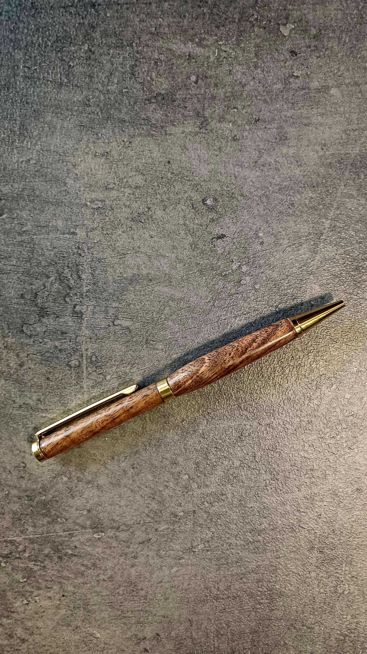 Ręcznie wykonany długopis z orzecha włoskiego – slimline twist | handmade 02 - obrazek 5