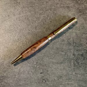 Ręcznie wykonany długopis z orzecha włoskiego – slimline twist | handmade 03