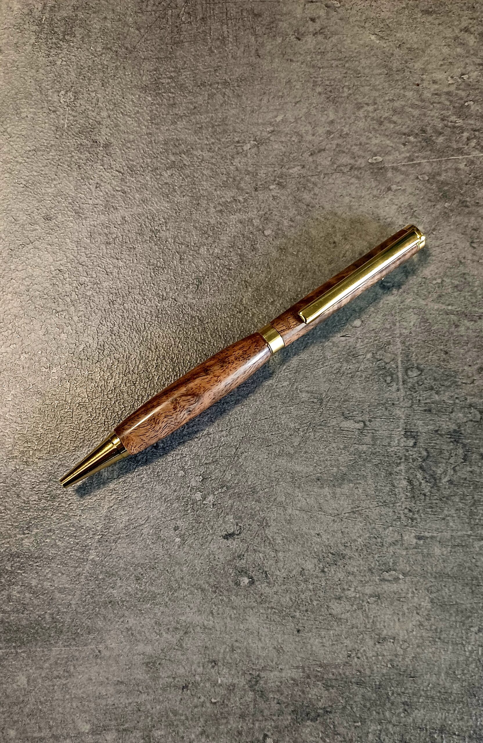 Ręcznie wykonany długopis z orzecha włoskiego – slimline twist | handmade 03