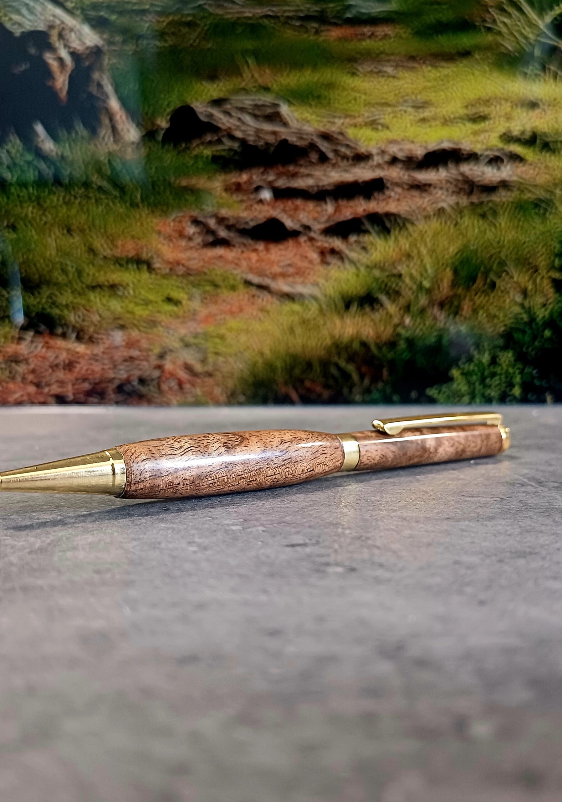 Ręcznie wykonany długopis z orzecha włoskiego – slimline twist | handmade 03 - obrazek 2