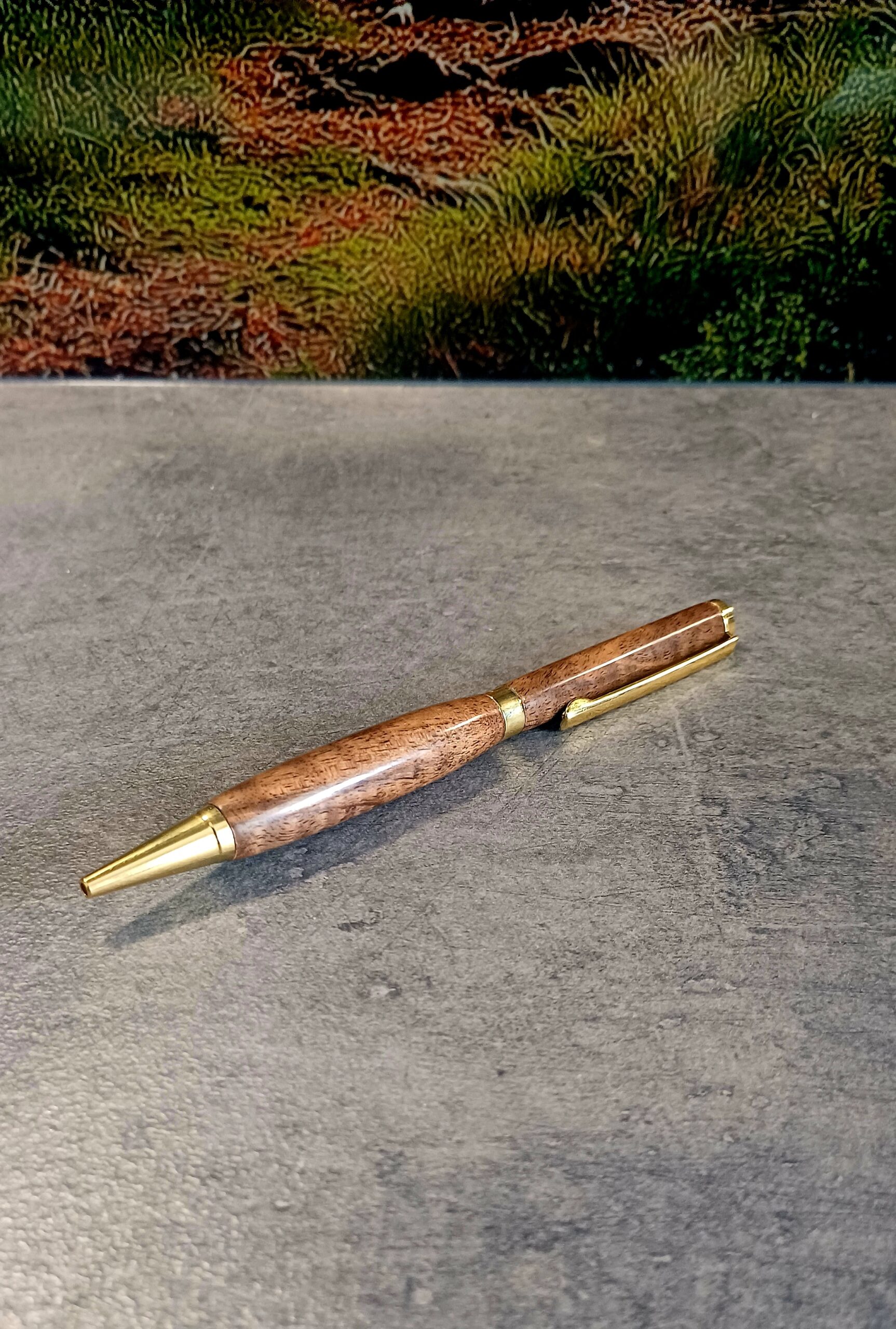 Ręcznie wykonany długopis z orzecha włoskiego – slimline twist | handmade 03 - obrazek 4