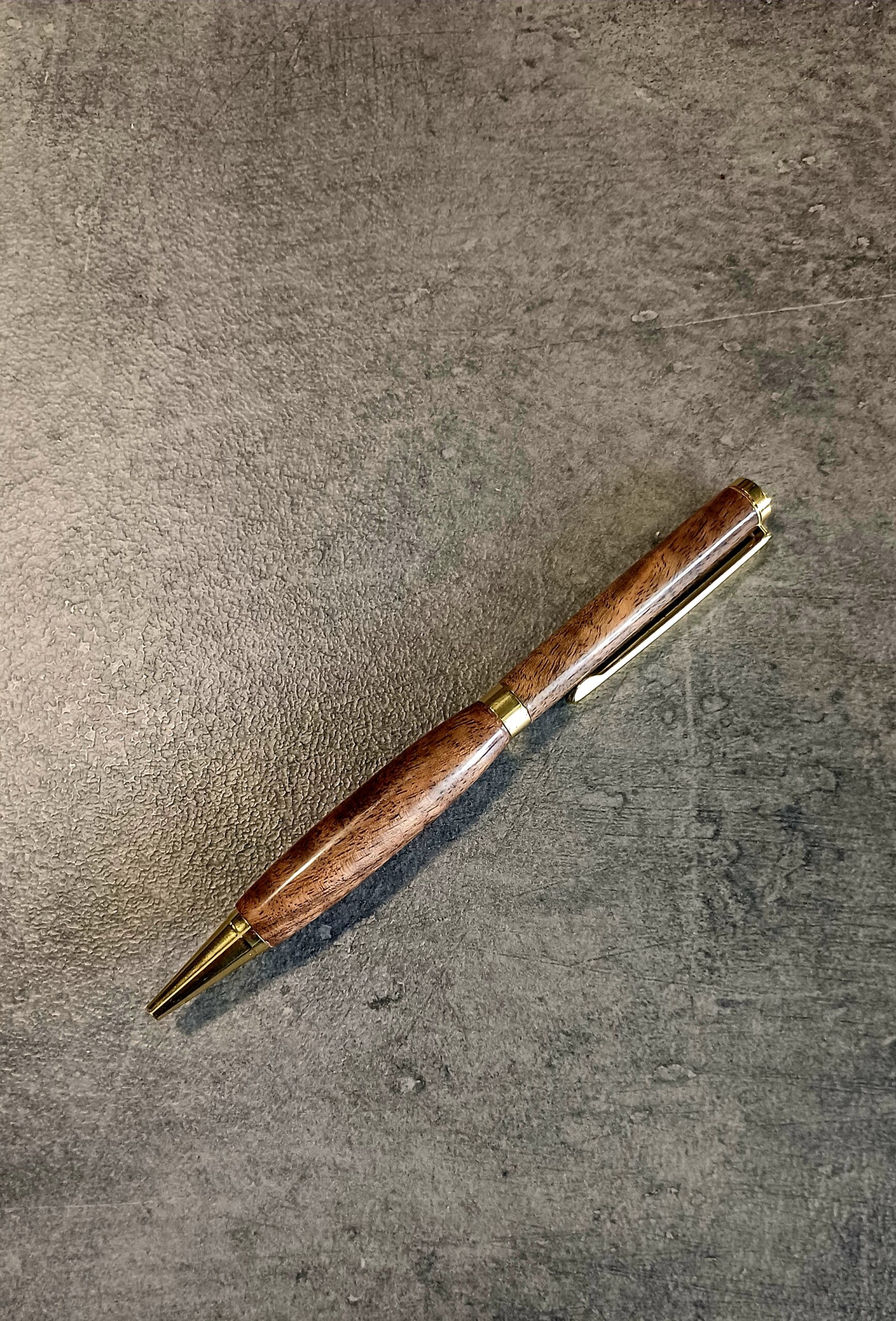 Ręcznie wykonany długopis z orzecha włoskiego – slimline twist | handmade 03 - obrazek 3