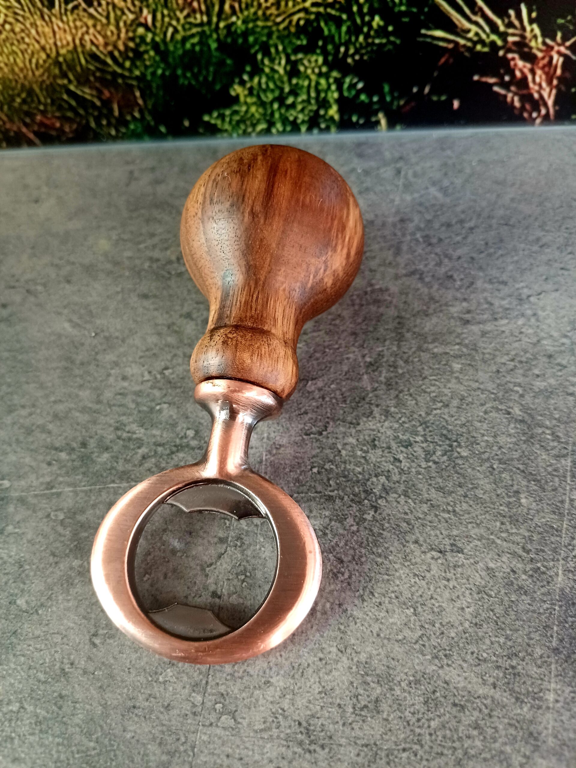 Ręcznie wykonany otwieracz do butelek z orzecha włoskiego - kształt kulisty| handmade (możliwość personalizacji) - obrazek 3