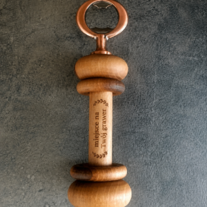 Ręcznie wykonany otwieracz do butelek z orzecha włoskiego z ozdobnymi ringami | handmade (możliwość personalizacji)